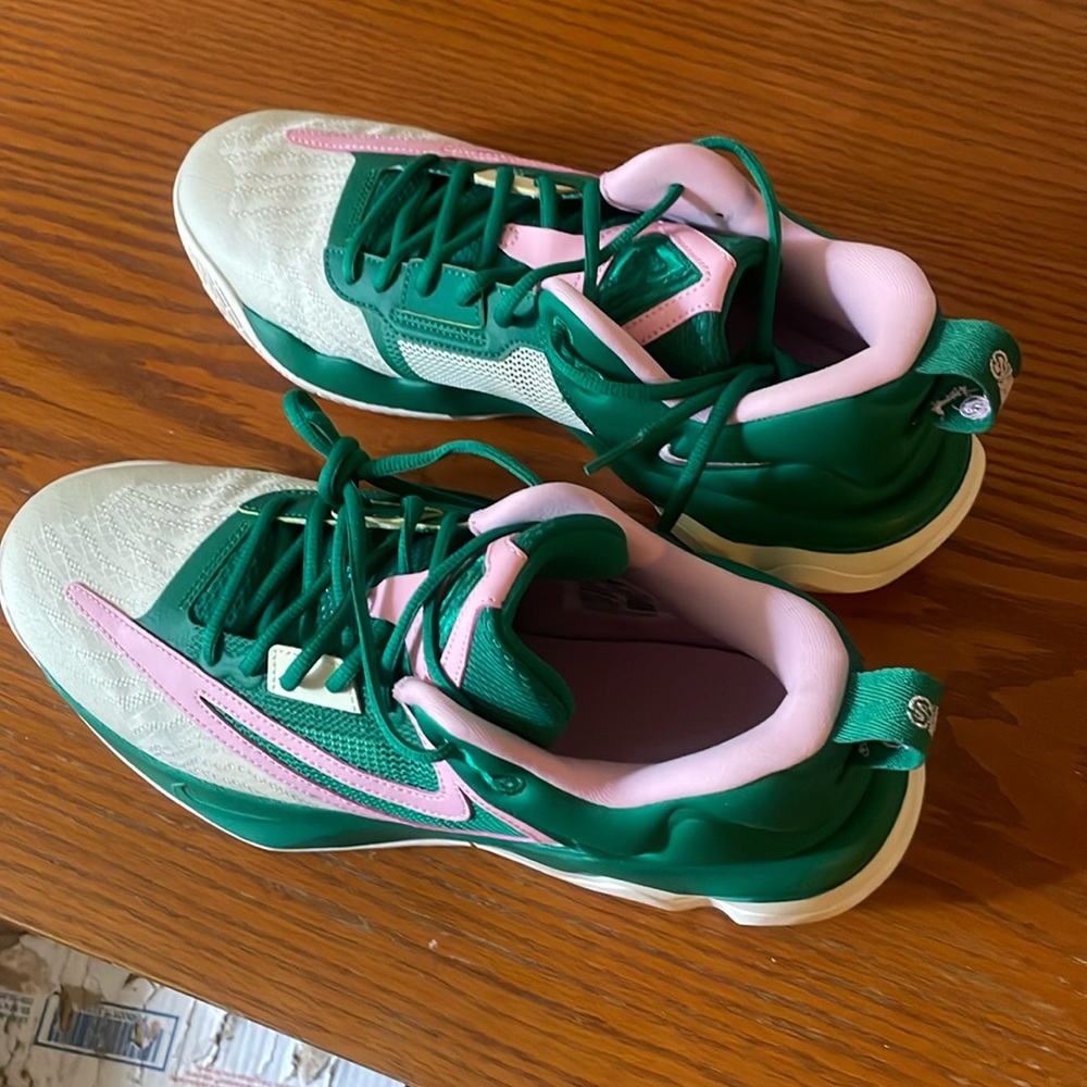 NIKE MENS NWOB size 11 Brand new Giannis Immortality 3 shoes